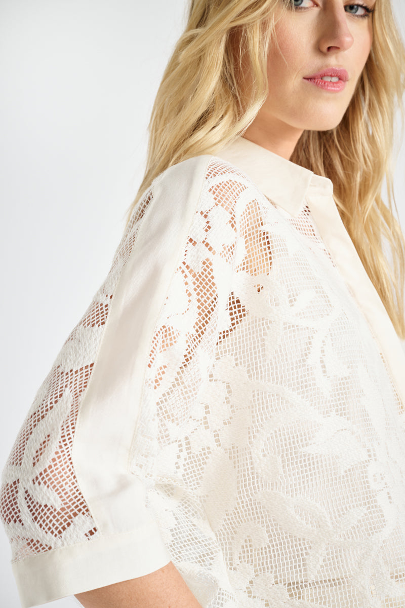 Chemise courte et droite dentelle avec poches poitrine