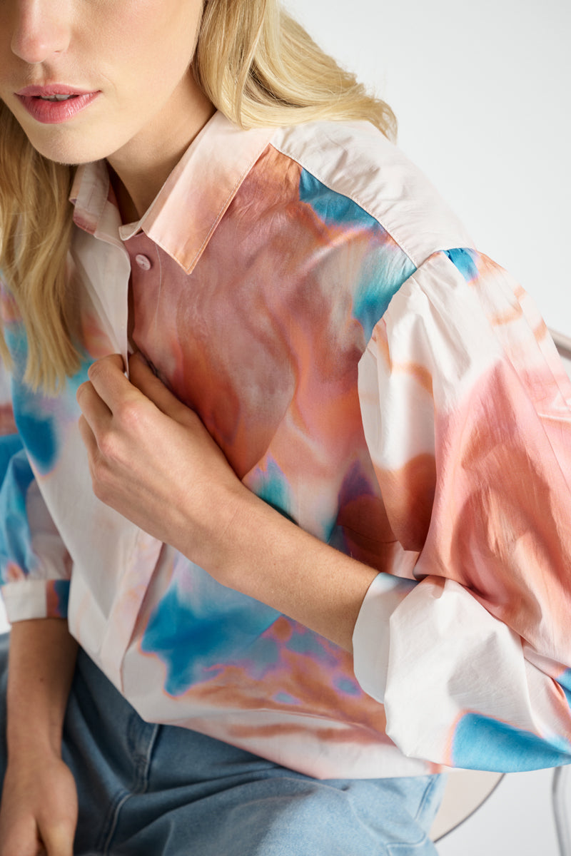 Bloes met roze en blauwe bloemen