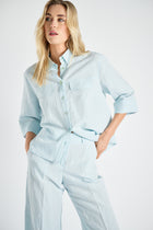 Kort en rechte lichtblauwe bloes met borstzakken