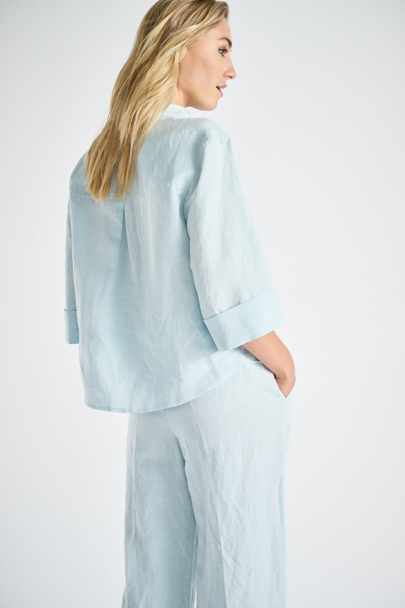 Kort en rechte lichtblauwe bloes met borstzakken