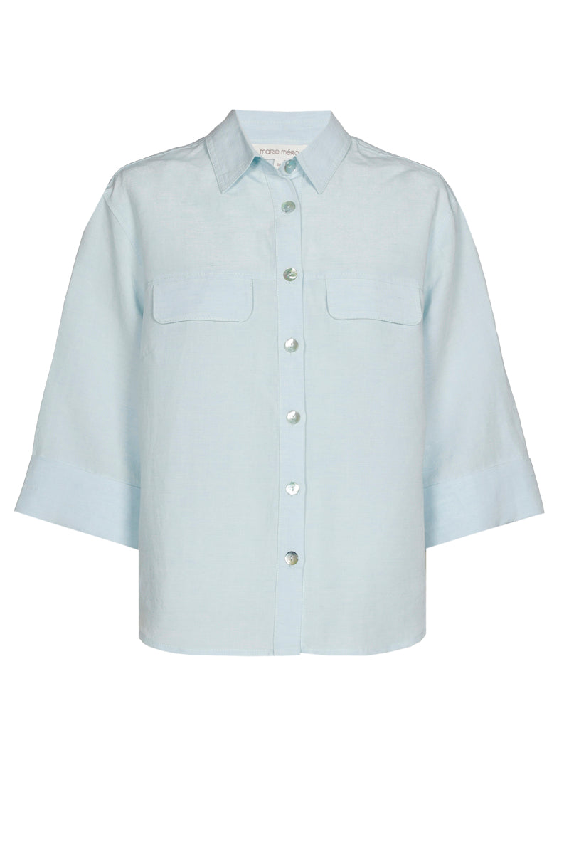 Kort en rechte lichtblauwe bloes met borstzakken