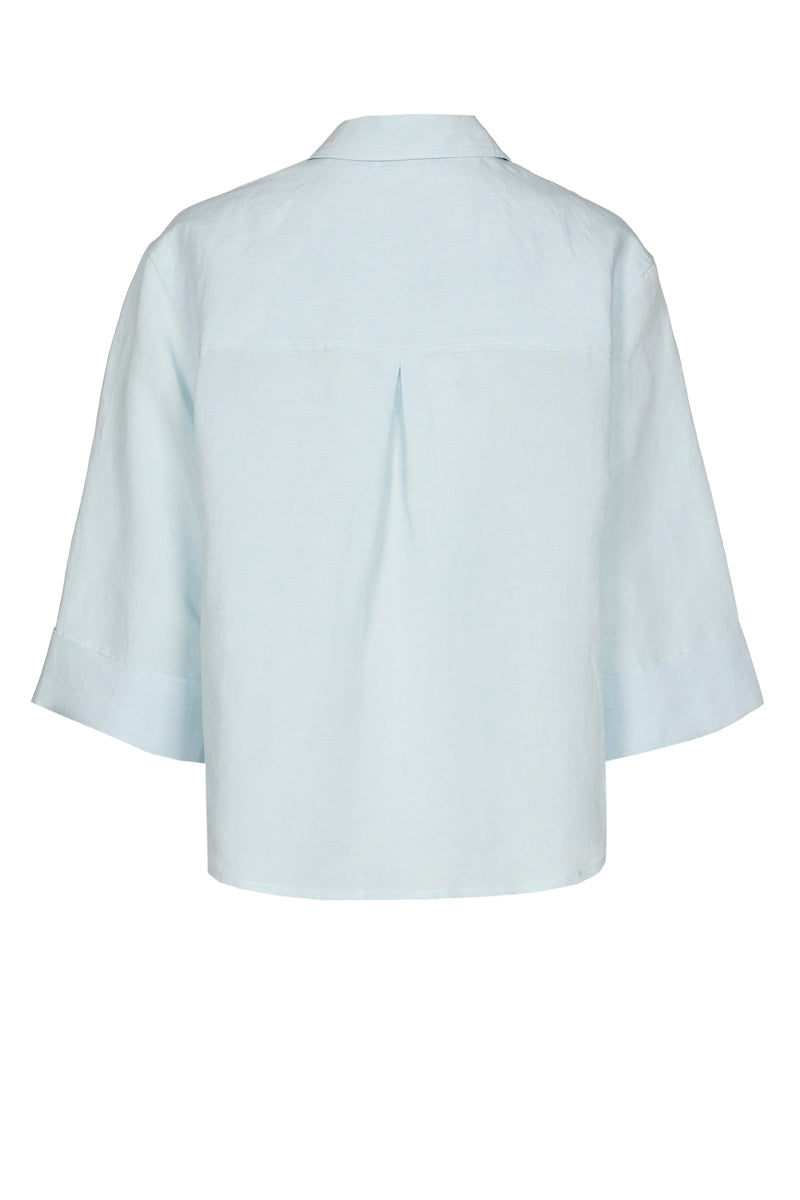 Kort en rechte lichtblauwe bloes met borstzakken