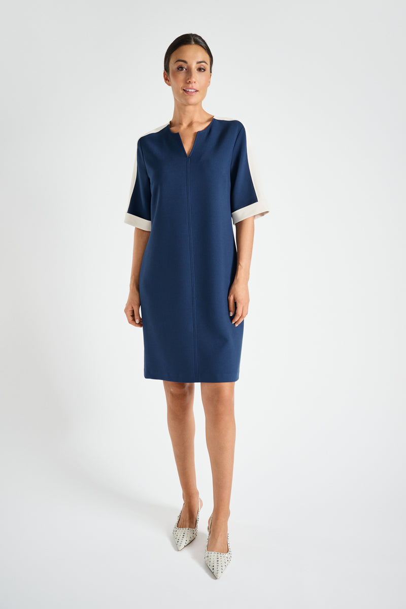 Blauw kleed met witte details