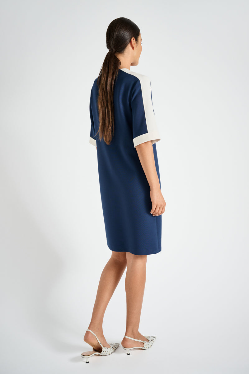 Robe bleue avec détails blancs