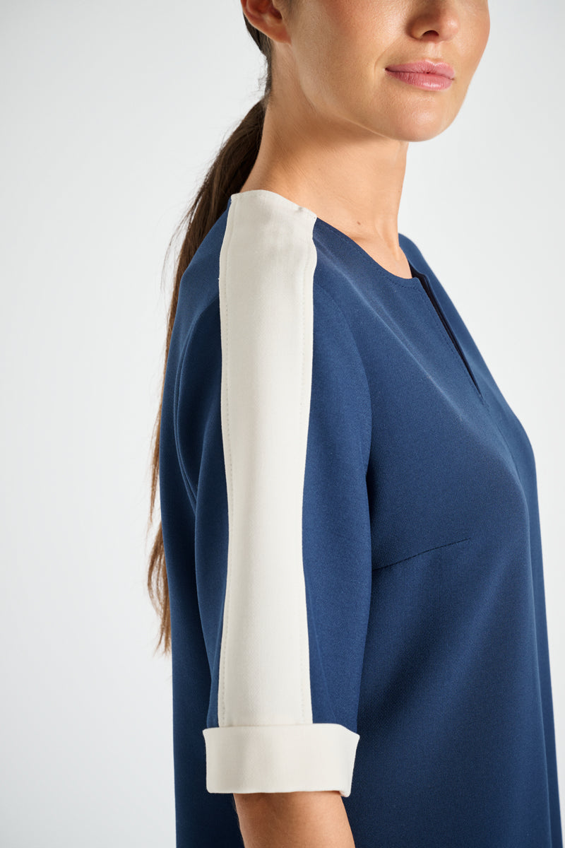 Robe bleue avec détails blancs