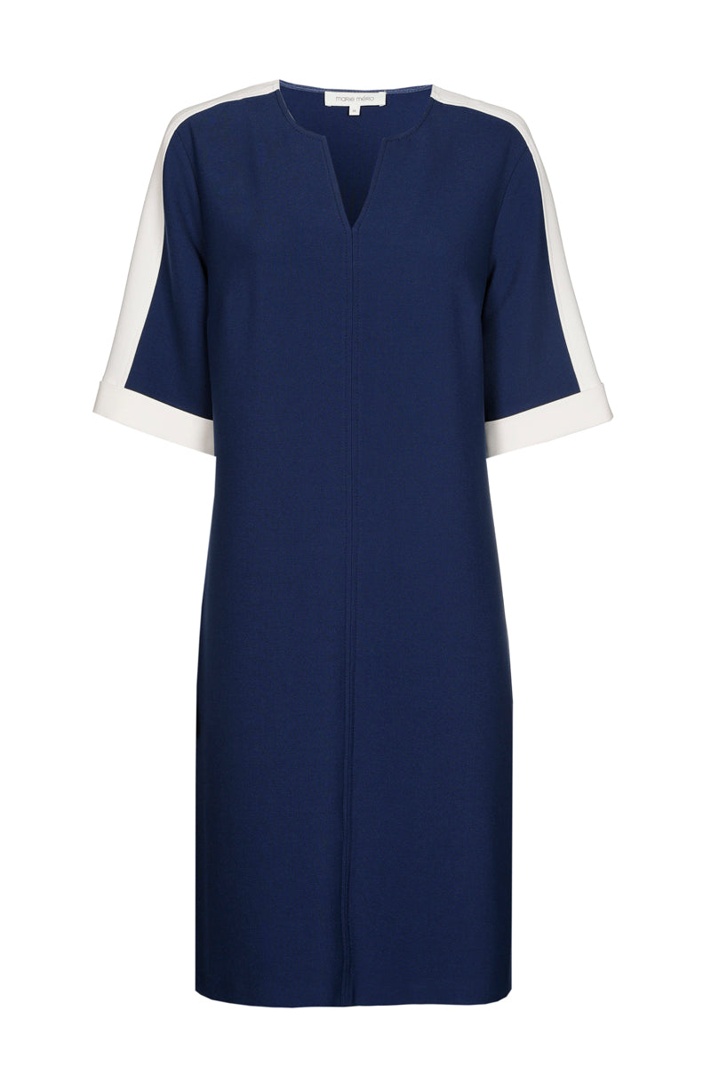 Robe bleue avec détails blancs