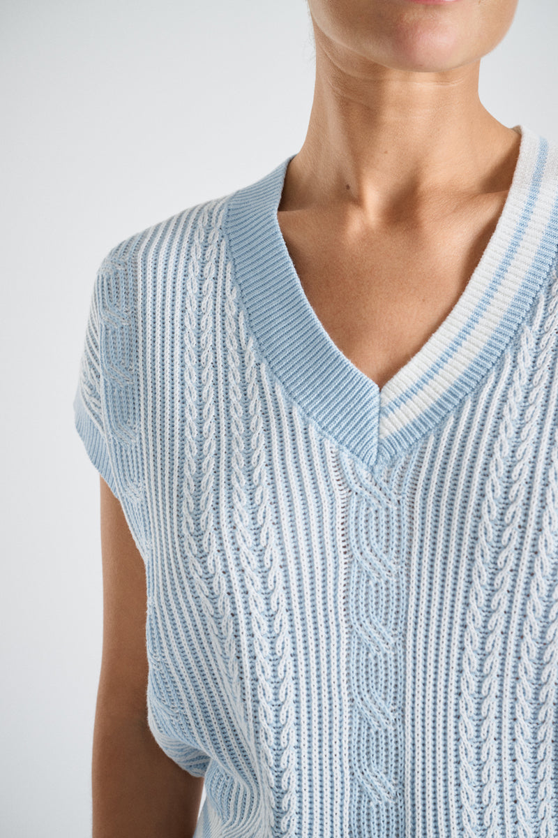 Two-tone jumper with distinctive stitching in light blue and cream