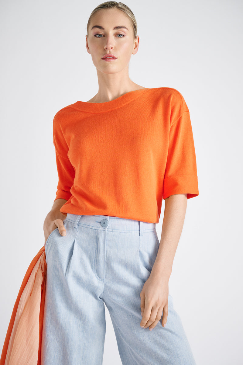 Oranje pull met boothals