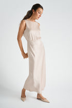 Elegant lang kleed in satijnlook