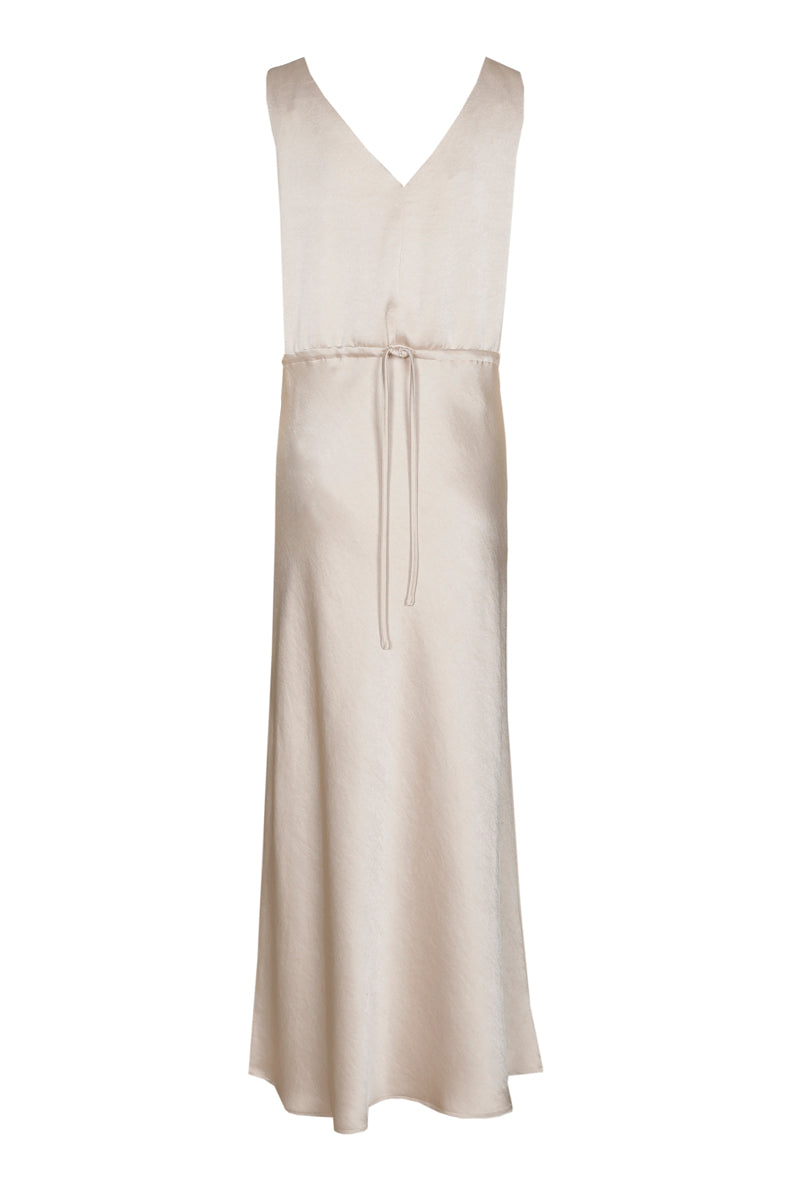 Elegant lang kleed in satijnlook