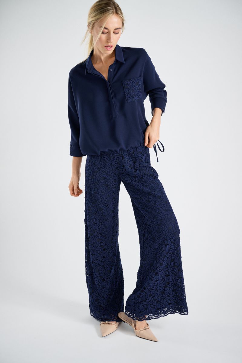 Blouse bleu marine avec poche poitrine en dentelle