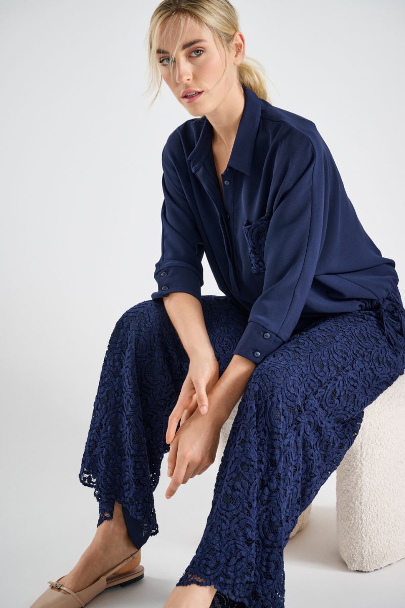 Blouse bleu marine avec poche poitrine en dentelle