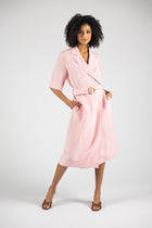 Roze tailleur-kleed met riem