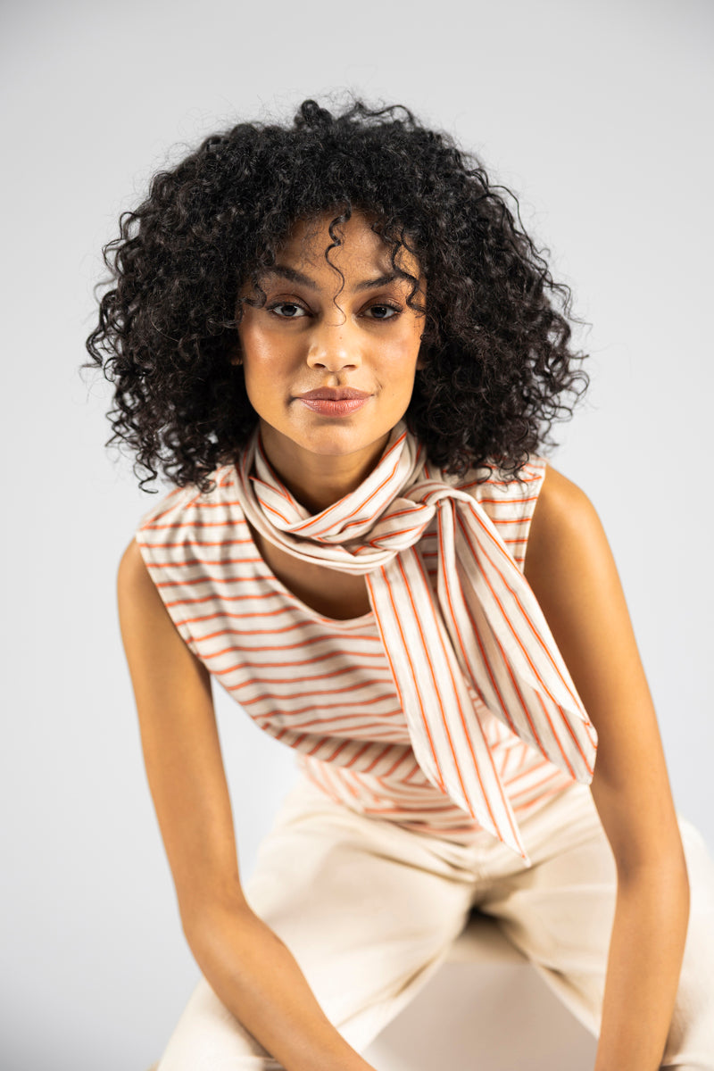 Gestreepte mouwloze top met sjaalkraag