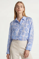 Lichtblauwe bloes met bloemenprint