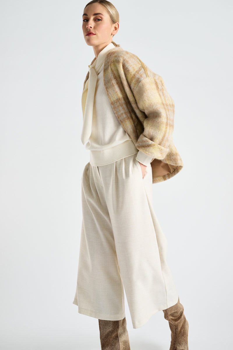 Cream culotte pants with pleats and pockets