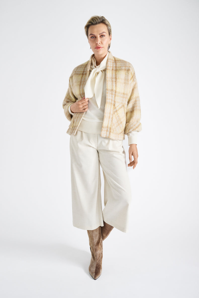 Cream culotte pants with pleats and pockets