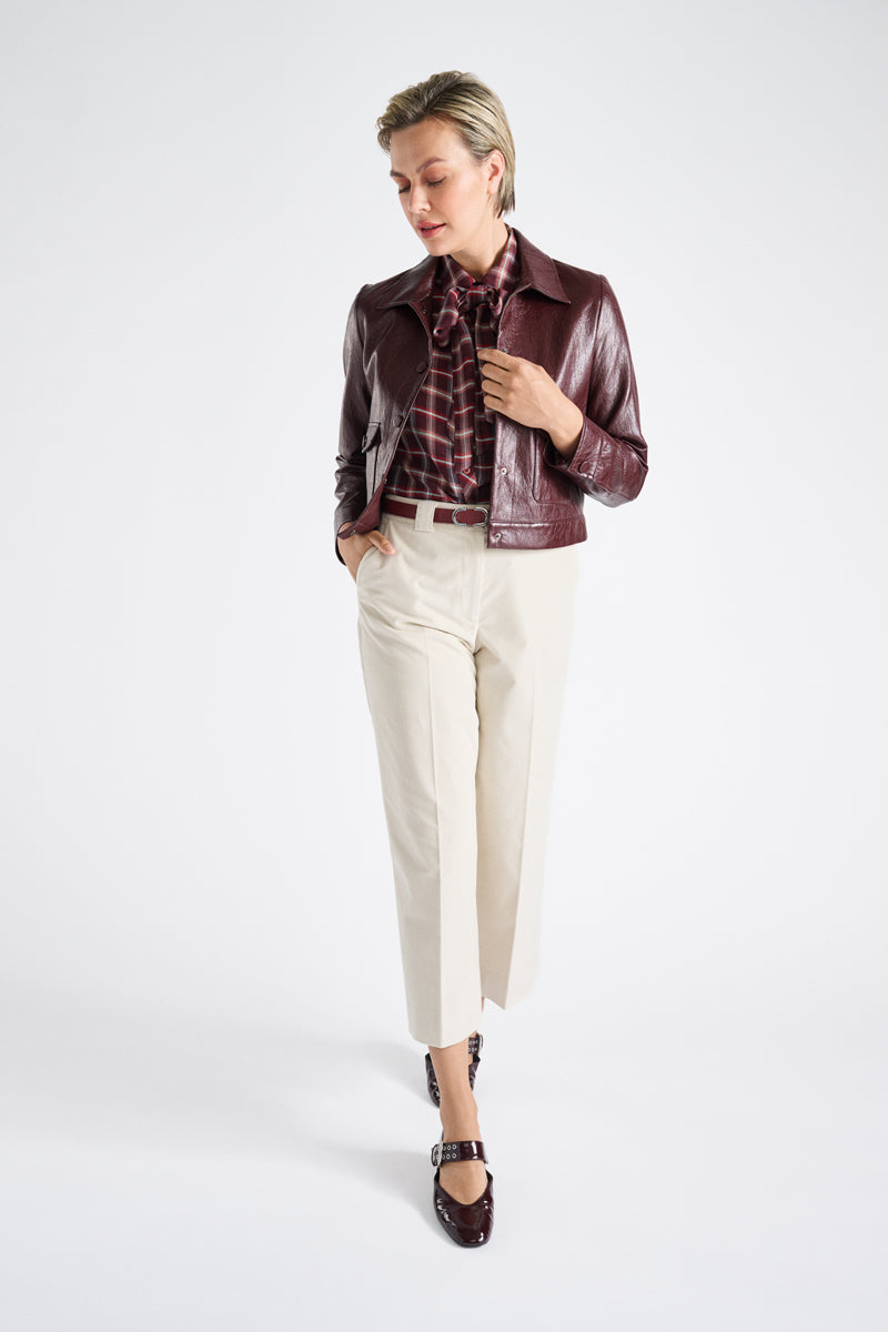 Kort lederlook jasje in bordeaux