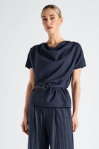 Top en satin marine manche courte avec ceinture
