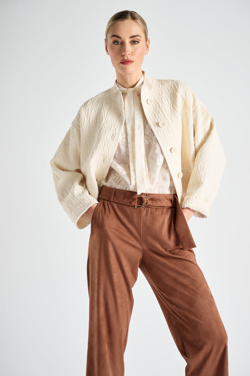 Veste courte couleur crème avec broderie ton sur ton