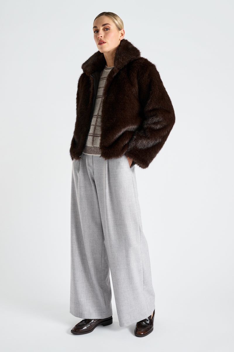 Short and wide long-haired fake fur jacket