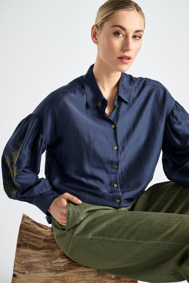 Wide blue shirt with embroidered sleeve