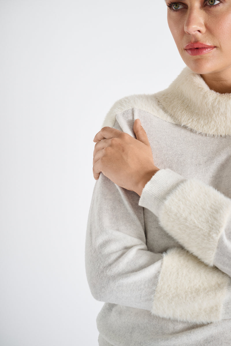 Wool sweater with hairy details