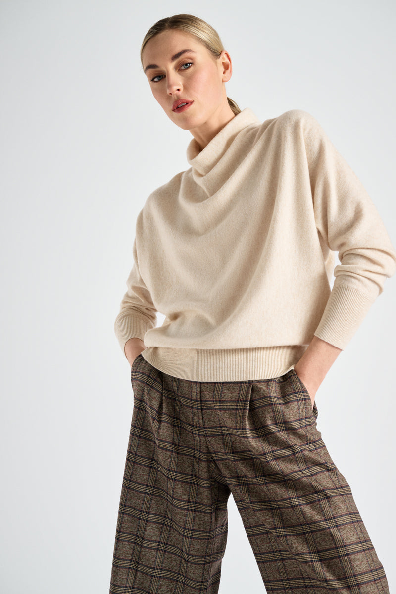 Pull en laine et cachemire couleur sable clair avec col en cascade
