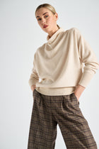 Pull en laine et cachemire couleur sable clair avec col en cascade