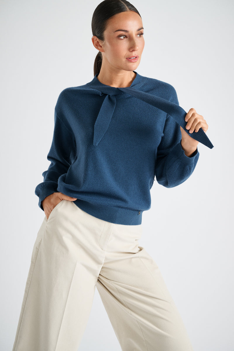 Fijn blauw wol-kasjmier truitje met strikkraag