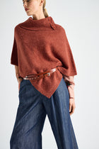 Roestkleurige cape met ruime rolkraag
