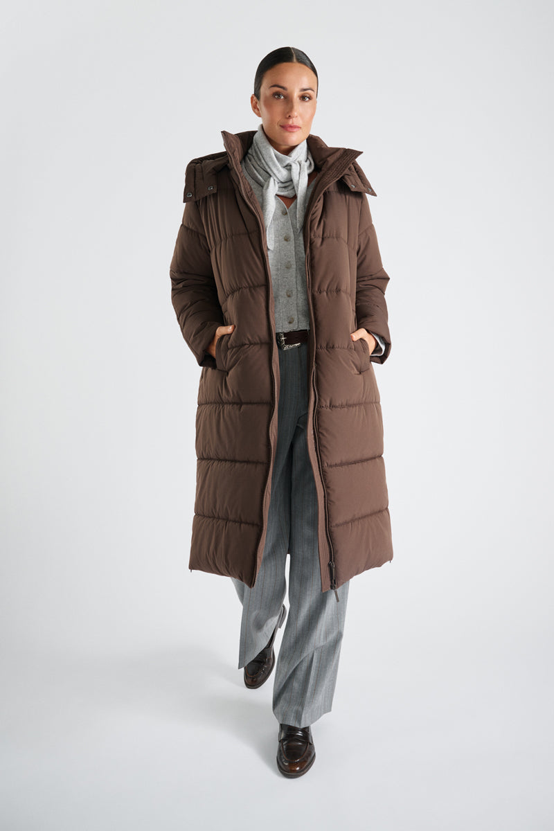 Longue parka marron matelassée avec cape