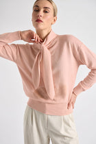 Pull boxy col cravate rose en cachemire-coton