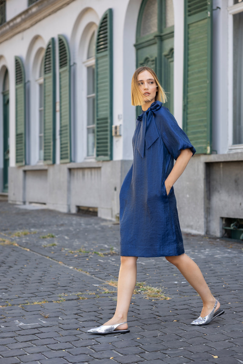 Robe bleu marine longueur genou avec col lavallière et manches courtes