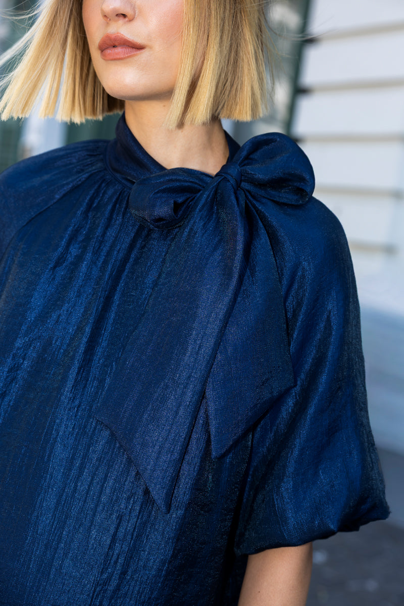 Robe bleu marine longueur genou avec col lavallière et manches courtes