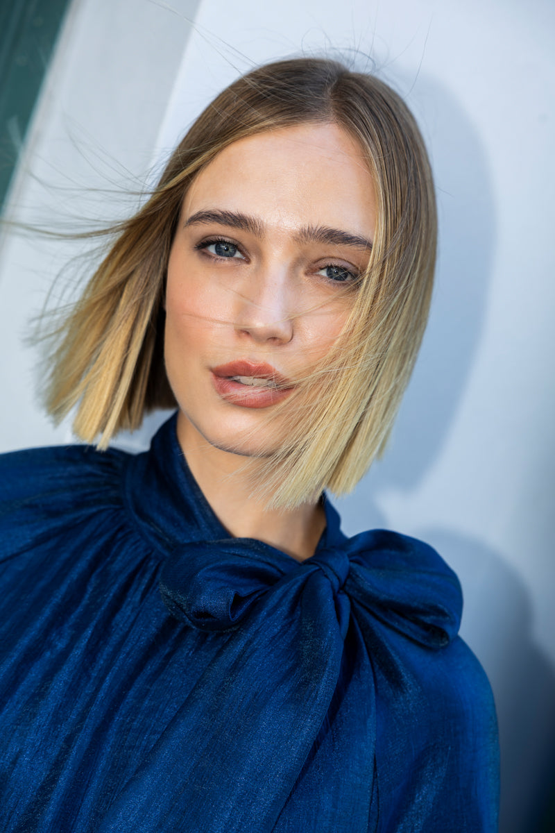 Robe bleu marine longueur genou avec col lavallière et manches courtes