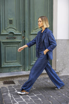Loose-fitting navy blazer with a shimmering effect