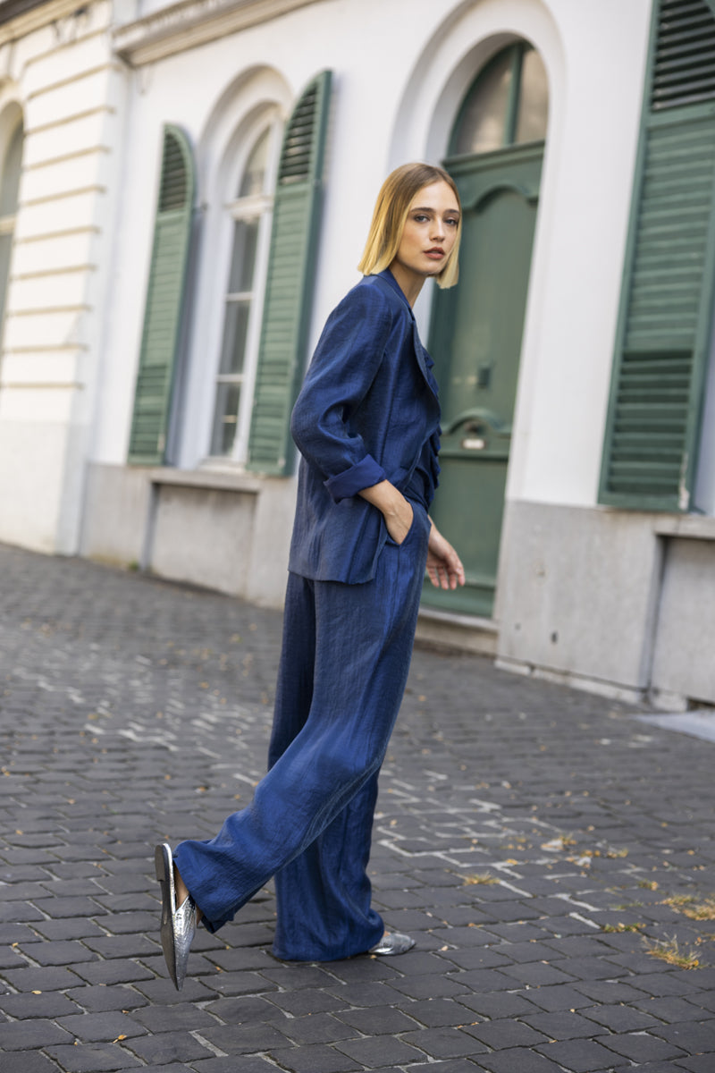 Loose-fitting navy blazer with a shimmering effect