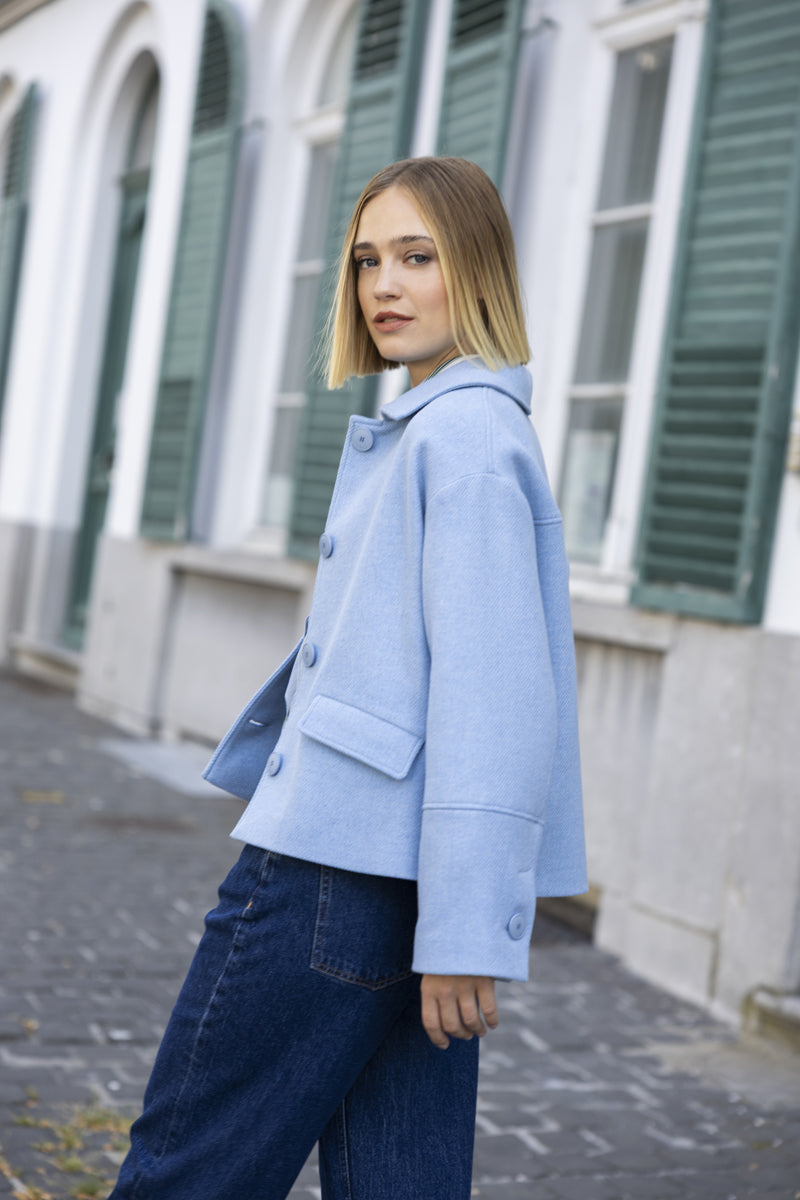 Veste courte bleu clair en mélange de laine avec boutons