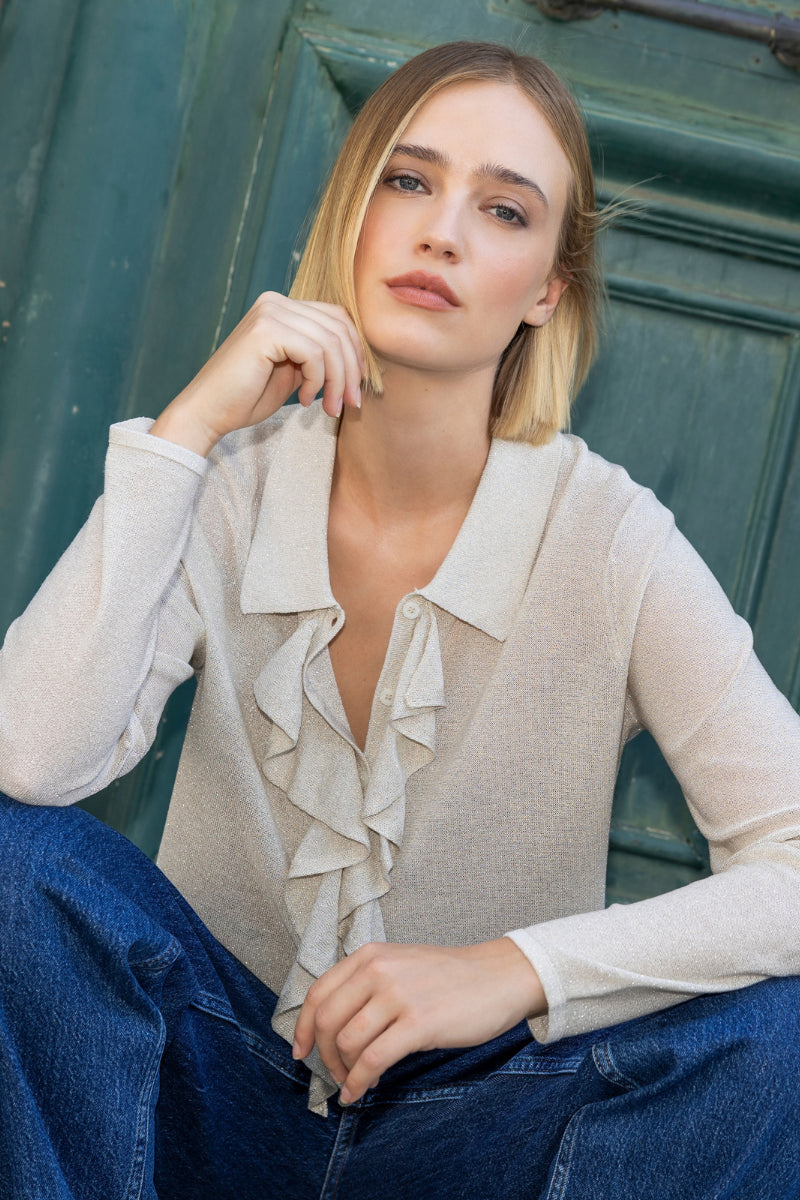 Fine beige sweater with ruffles and shimmer