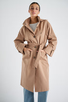 Lange camel gevoerde trenchcoat met kap en riem