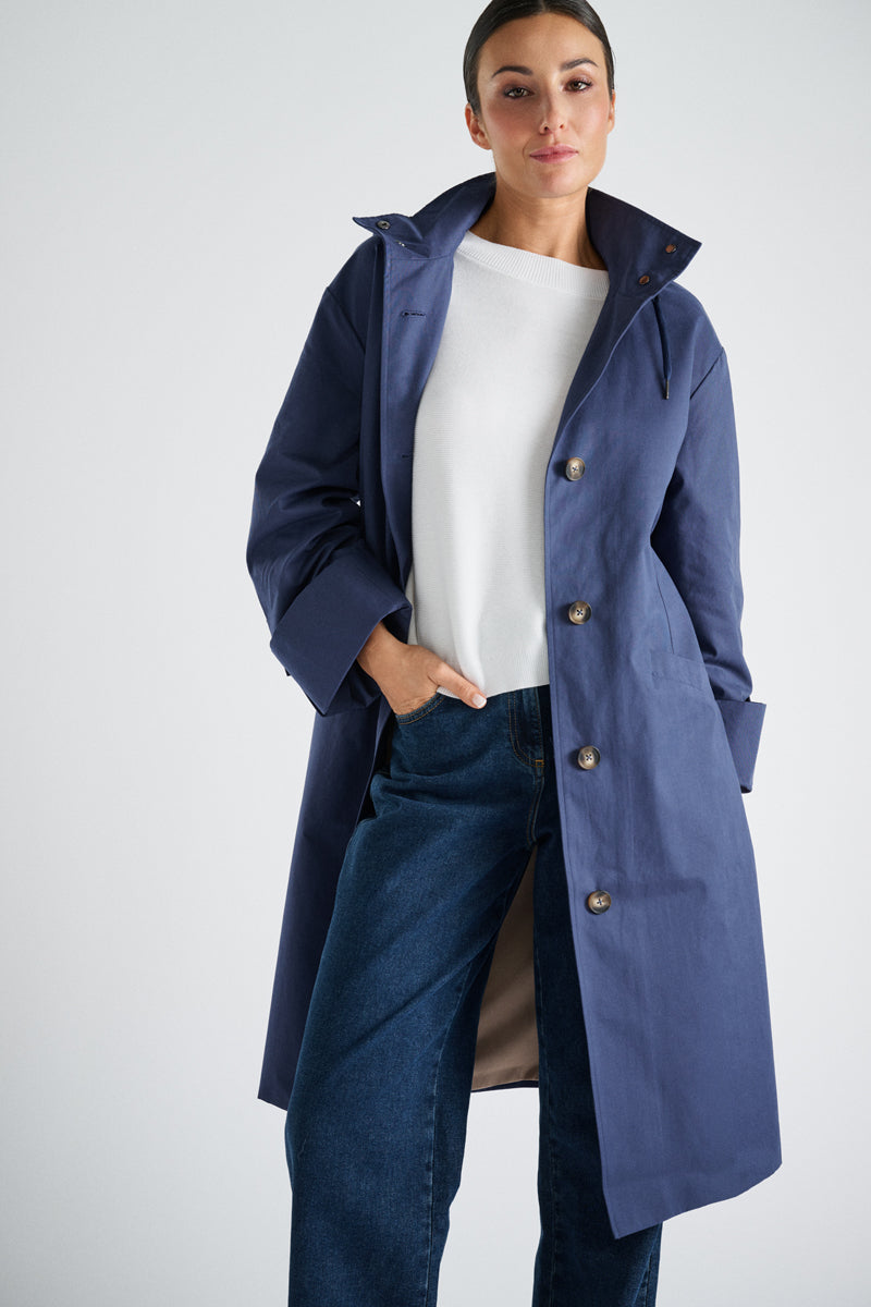 Long manteau doublé bleu marine avec capuche et ceinture