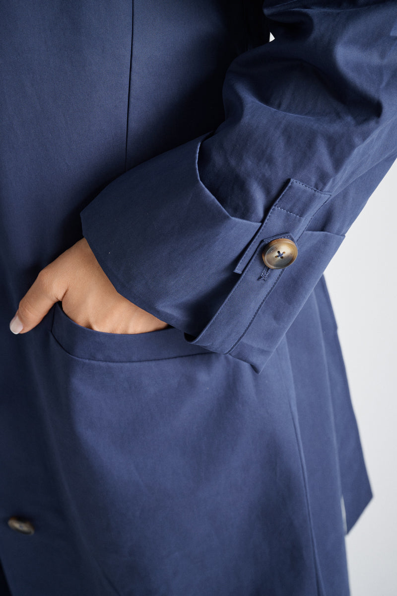 Long manteau doublé bleu marine avec capuche et ceinture