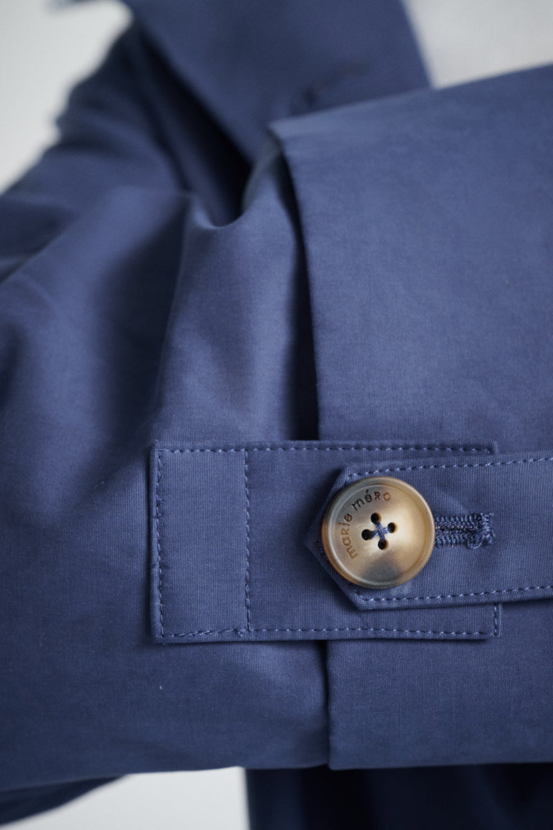 Long manteau doublé bleu marine avec capuche et ceinture