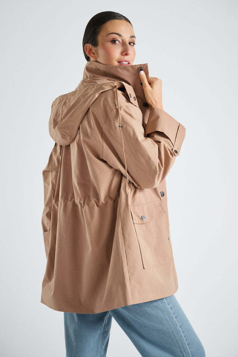 Halflange gevoerde camel jas met kap