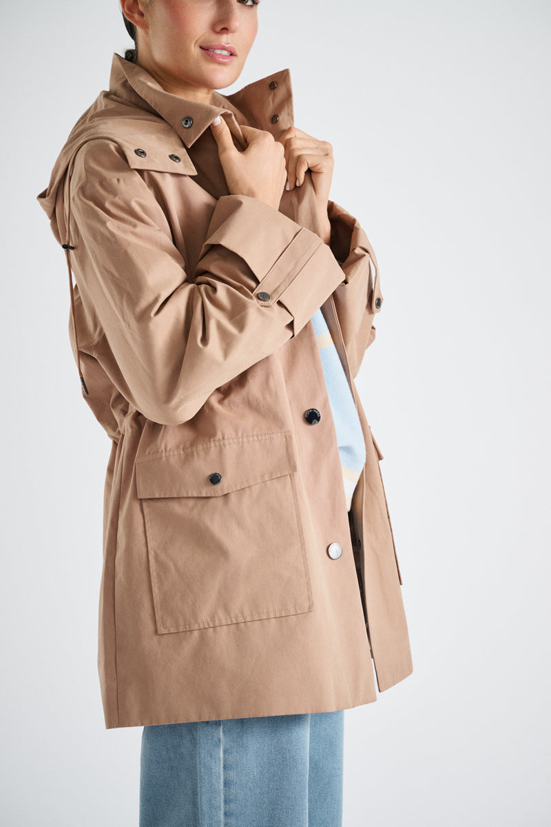 Halflange gevoerde camel jas met kap