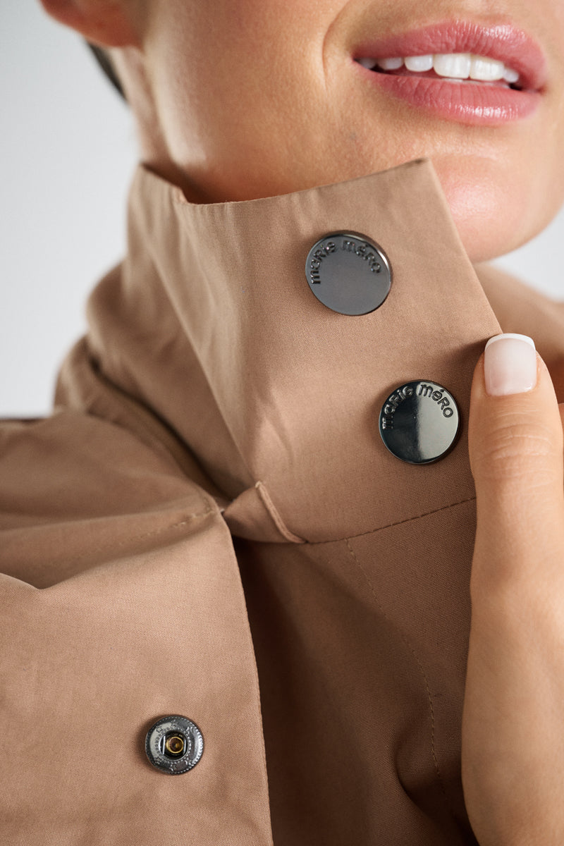 Halflange gevoerde camel jas met kap