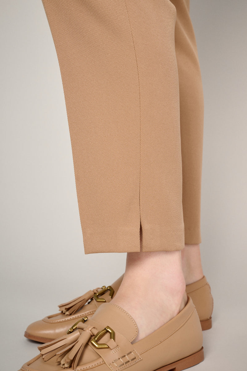 7/8 broek in camel en elastiek achteraan de taille