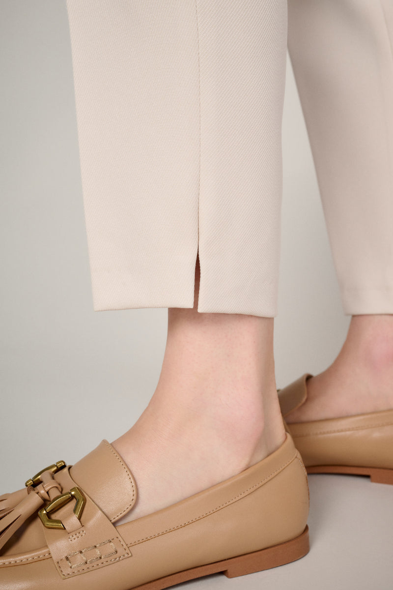 7/8 trousers in cream colour and elastic at the back of the waist