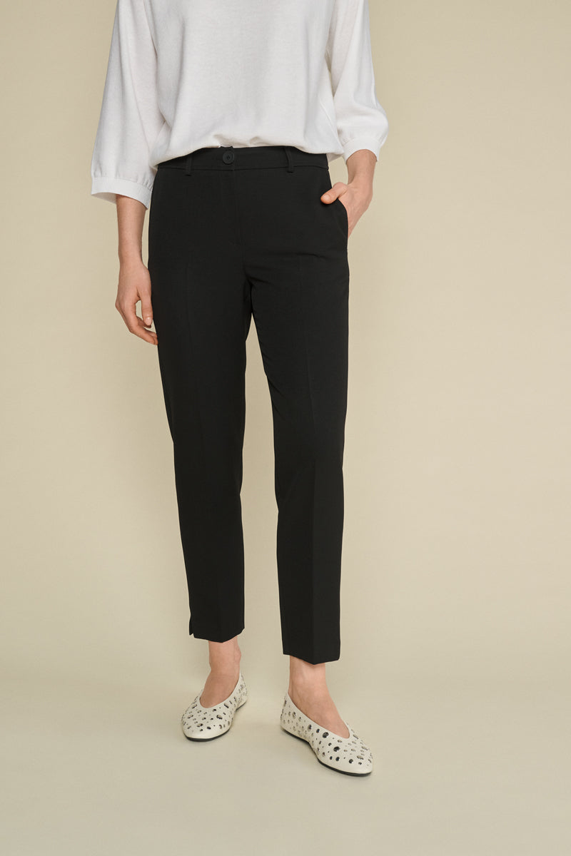 7/8 trousers in black and elastic at the back of the waist